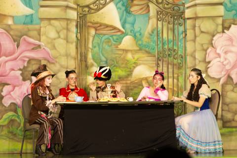 Paula nobrega bailarinas fotografadas pela fotografa Letícia Franco no teatro royal tulip em Brasília DF espetáculo alice no pais das maravilhas ballet bale'