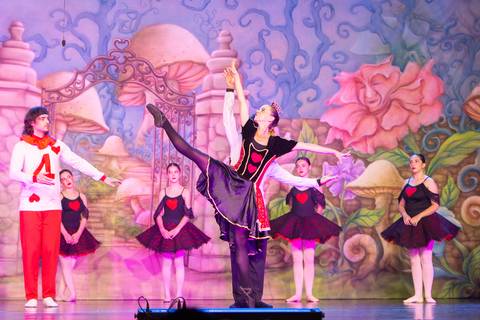 Paula nobrega bailarinas fotografadas pela fotografa Letícia Franco no teatro royal tulip em Brasília DF espetáculo alice no pais das maravilhas ballet bale'