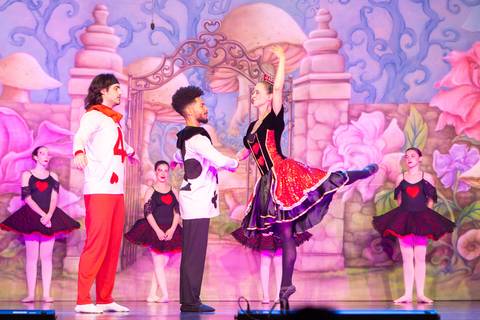 Paula nobrega bailarinas fotografadas pela fotografa Letícia Franco no teatro royal tulip em Brasília DF espetáculo alice no pais das maravilhas ballet bale'