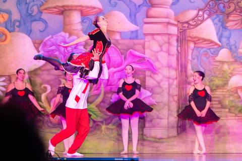 Paula nobrega bailarinas fotografadas pela fotografa Letícia Franco no teatro royal tulip em Brasília DF espetáculo alice no pais das maravilhas ballet bale'