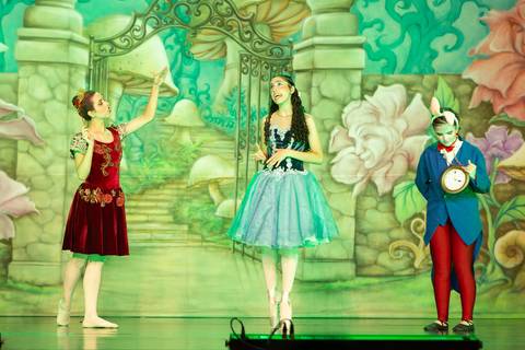 Paula nobrega bailarinas fotografadas pela fotografa Letícia Franco no teatro royal tulip em Brasília DF espetáculo alice no pais das maravilhas ballet bale'
