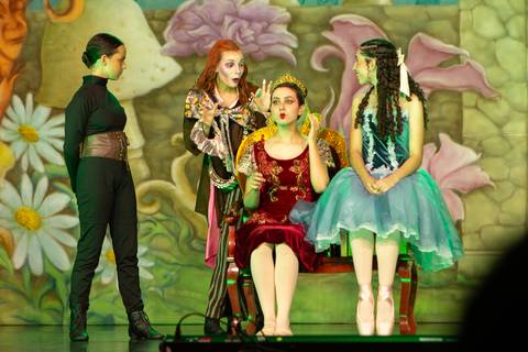 Paula nobrega bailarinas fotografadas pela fotografa Letícia Franco no teatro royal tulip em Brasília DF espetáculo alice no pais das maravilhas ballet bale'