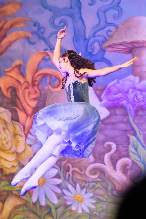 Paula nobrega bailarinas fotografadas pela fotografa Letícia Franco no teatro royal tulip em Brasília DF espetáculo alice no pais das maravilhas ballet bale'