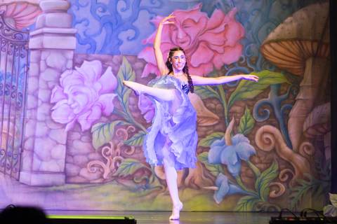 Paula nobrega bailarinas fotografadas pela fotografa Letícia Franco no teatro royal tulip em Brasília DF espetáculo alice no pais das maravilhas ballet bale'