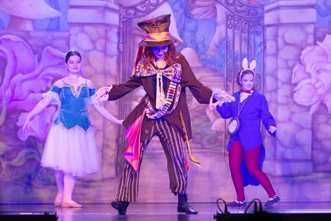 Paula nobrega bailarinas fotografadas pela fotografa Letícia Franco no teatro royal tulip em Brasília DF espetáculo alice no pais das maravilhas ballet bale'