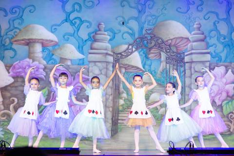 Paula nobrega bailarinas fotografadas pela fotografa Letícia Franco no teatro royal tulip em Brasília DF espetáculo alice no pais das maravilhas ballet bale'
