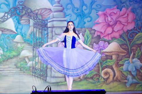 Paula nobrega bailarinas fotografadas pela fotografa Letícia Franco no teatro royal tulip em Brasília DF espetáculo alice no pais das maravilhas ballet bale'