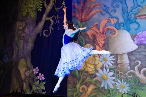 Paula nobrega bailarinas fotografadas pela fotografa Letícia Franco no teatro royal tulip em Brasília DF espetáculo alice no pais das maravilhas ballet bale'