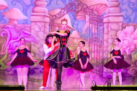 Paula nobrega bailarinas fotografadas pela fotografa Letícia Franco no teatro royal tulip em Brasília DF espetáculo alice no pais das maravilhas ballet bale'