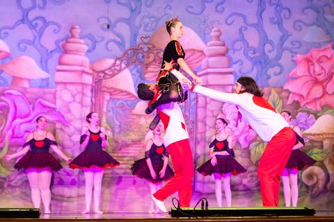 Paula nobrega bailarinas fotografadas pela fotografa Letícia Franco no teatro royal tulip em Brasília DF espetáculo alice no pais das maravilhas ballet bale'