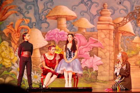 Paula nobrega bailarinas fotografadas pela fotografa Letícia Franco no teatro royal tulip em Brasília DF espetáculo alice no pais das maravilhas ballet bale'