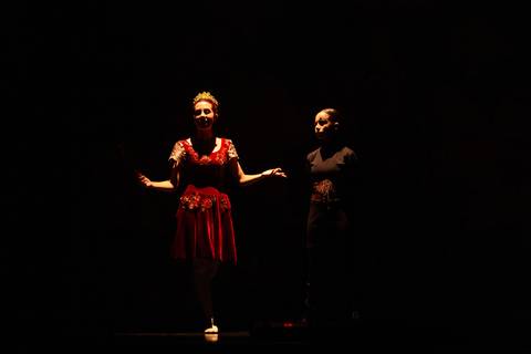 Paula nobrega bailarinas fotografadas pela fotografa Letícia Franco no teatro royal tulip em Brasília DF espetáculo alice no pais das maravilhas ballet bale'