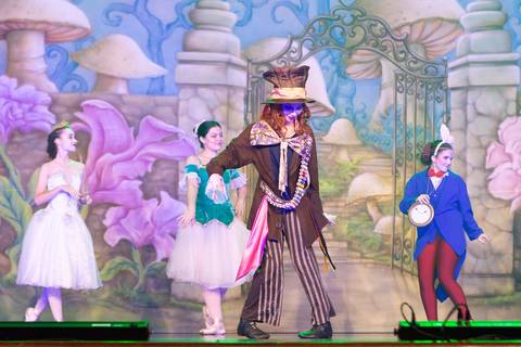 Paula nobrega bailarinas fotografadas pela fotografa Letícia Franco no teatro royal tulip em Brasília DF espetáculo alice no pais das maravilhas ballet bale'