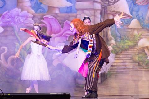 Paula nobrega bailarinas fotografadas pela fotografa Letícia Franco no teatro royal tulip em Brasília DF espetáculo alice no pais das maravilhas ballet bale'