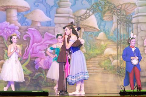 Paula nobrega bailarinas fotografadas pela fotografa Letícia Franco no teatro royal tulip em Brasília DF espetáculo alice no pais das maravilhas ballet bale'