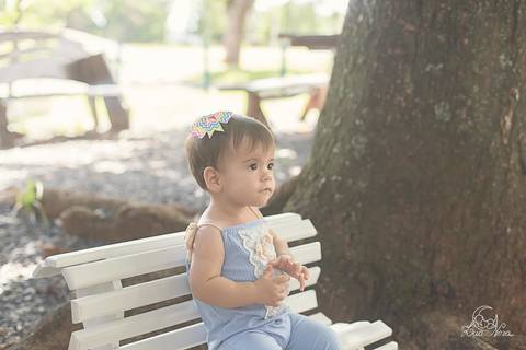 banco de praça azul e branco acompanhamento do bebê 10 meses museu brasília'