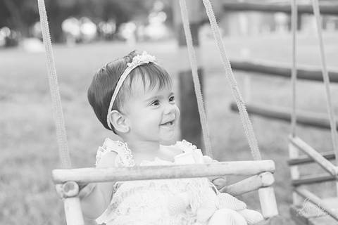 preto e branco no balanço acompanhamento 10 meses bebe museu vivo da historia candanga'