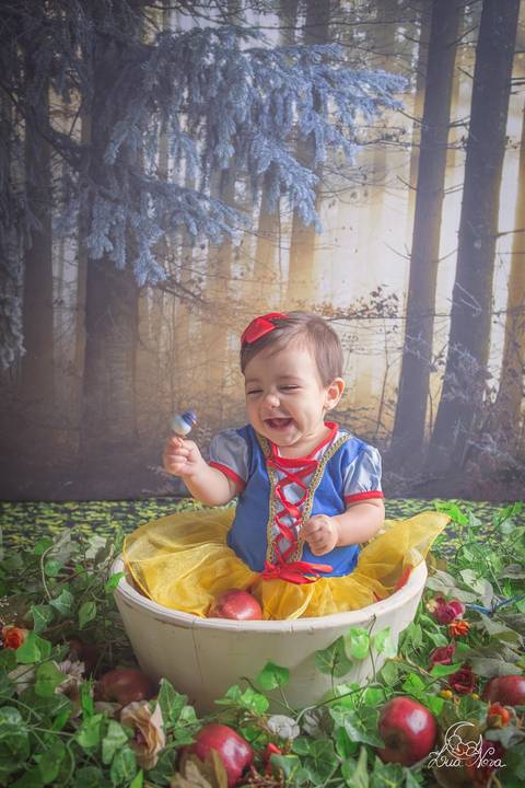 acompanhamento bebê branca de neve 9 meses com passarinho sorrindo na floresta brasília'