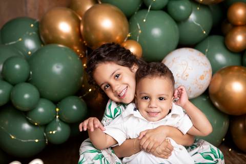 baby bebe brasília brasilia df distrito federal book fotografo fotógrafa fotografa acompanhamento fotografia 12 meses trimestral 1 ano melhor leticia franco letícia smash the cake ensaio com bolo esmagando verde e dourado'
