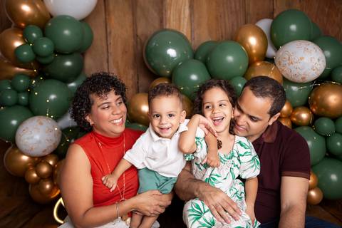 baby bebe brasília brasilia df distrito federal book fotografo fotógrafa fotografa acompanhamento fotografia 12 meses trimestral 1 ano melhor leticia franco letícia smash the cake ensaio com bolo esmagando verde e dourado'