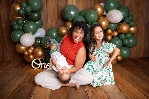 baby bebe brasília brasilia df distrito federal book fotografo fotógrafa fotografa acompanhamento fotografia 12 meses trimestral 1 ano melhor leticia franco letícia smash the cake ensaio com bolo esmagando verde e dourado'