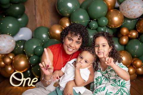 baby bebe brasília brasilia df distrito federal book fotografo fotógrafa fotografa acompanhamento fotografia 12 meses trimestral 1 ano melhor leticia franco letícia smash the cake ensaio com bolo esmagando verde e dourado'