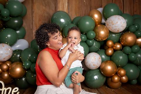 baby bebe brasília brasilia df distrito federal book fotografo fotógrafa fotografa acompanhamento fotografia 12 meses trimestral 1 ano melhor leticia franco letícia smash the cake ensaio com bolo esmagando verde e dourado'