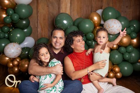 baby bebe brasília brasilia df distrito federal book fotografo fotógrafa fotografa acompanhamento fotografia 12 meses trimestral 1 ano melhor leticia franco letícia smash the cake ensaio com bolo esmagando verde e dourado'