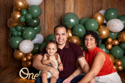 baby bebe brasília brasilia df distrito federal book fotografo fotógrafa fotografa acompanhamento fotografia 12 meses trimestral 1 ano melhor leticia franco letícia smash the cake ensaio com bolo esmagando verde e dourado'