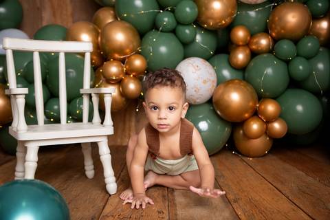 baby bebe brasília brasilia df distrito federal book fotografo fotógrafa fotografa acompanhamento fotografia 12 meses trimestral 1 ano melhor leticia franco letícia smash the cake ensaio com bolo esmagando verde e dourado'