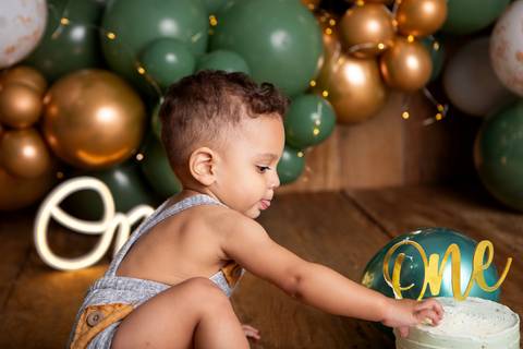 baby bebe brasília brasilia df distrito federal book fotografo fotógrafa fotografa acompanhamento fotografia 12 meses trimestral 1 ano melhor leticia franco letícia smash the cake ensaio com bolo esmagando verde e dourado'