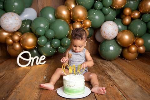 baby bebe brasília brasilia df distrito federal book fotografo fotógrafa fotografa acompanhamento fotografia 12 meses trimestral 1 ano melhor leticia franco letícia smash the cake ensaio com bolo esmagando verde e dourado'
