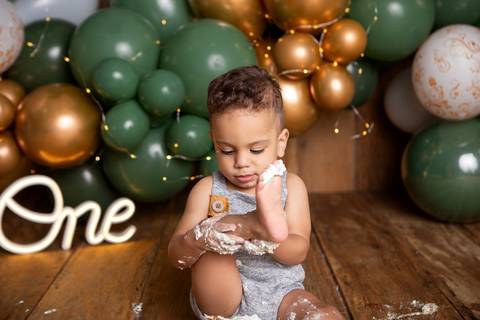 baby bebe brasília brasilia df distrito federal book fotografo fotógrafa fotografa acompanhamento fotografia 12 meses trimestral 1 ano melhor leticia franco letícia smash the cake ensaio com bolo esmagando verde e dourado'