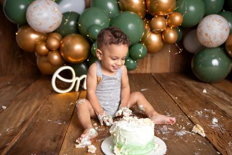 baby bebe brasília brasilia df distrito federal book fotografo fotógrafa fotografa acompanhamento fotografia 12 meses trimestral 1 ano melhor leticia franco letícia smash the cake ensaio com bolo esmagando verde e dourado'