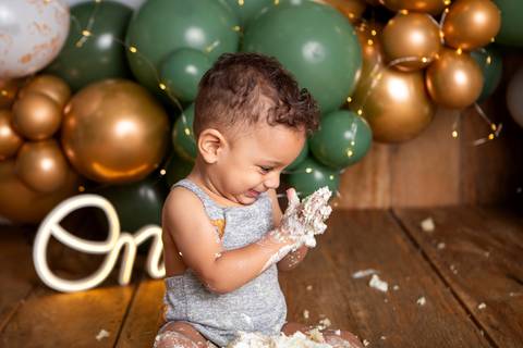 baby bebe brasília brasilia df distrito federal book fotografo fotógrafa fotografa acompanhamento fotografia 12 meses trimestral 1 ano melhor leticia franco letícia smash the cake ensaio com bolo esmagando verde e dourado'