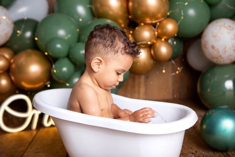 baby bebe brasília brasilia df distrito federal book fotografo fotógrafa fotografa acompanhamento fotografia 12 meses trimestral 1 ano melhor leticia franco letícia smash the cake ensaio com bolo esmagando verde e dourado'