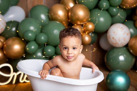 baby bebe brasília brasilia df distrito federal book fotografo fotógrafa fotografa acompanhamento fotografia 12 meses trimestral 1 ano melhor leticia franco letícia smash the cake ensaio com bolo esmagando verde e dourado'