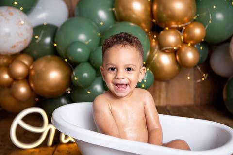 baby bebe brasília brasilia df distrito federal book fotografo fotógrafa fotografa acompanhamento fotografia 12 meses trimestral 1 ano melhor leticia franco letícia smash the cake ensaio com bolo esmagando verde e dourado'