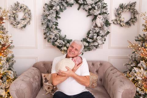 ensaio de natal bebê touca de papai noel brasilia df registrado pela fotógrafa letícia franco casa do papai noel sala arvore guirlanda roupa de papai noel
'