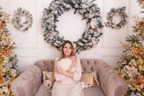 ensaio de natal bebê touca de papai noel brasilia df registrado pela fotógrafa letícia franco casa do papai noel sala arvore guirlanda roupa de papai noel
'