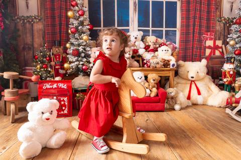 ensaio de natal bebê touca de papai noel brasilia df registrado pela fotógrafa letícia franco casa do papai noel sala arvore guirlanda roupa de papai noel
'