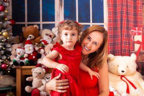 ensaio de natal bebê touca de papai noel brasilia df registrado pela fotógrafa letícia franco casa do papai noel sala arvore guirlanda roupa de papai noel
'