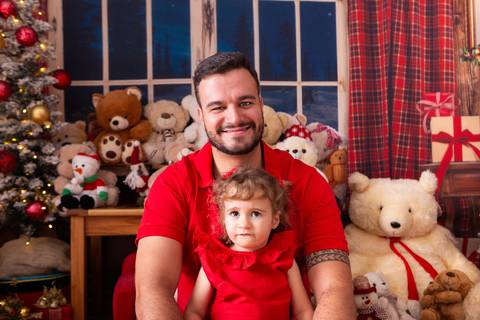 ensaio de natal bebê touca de papai noel brasilia df registrado pela fotógrafa letícia franco casa do papai noel sala arvore guirlanda roupa de papai noel
'