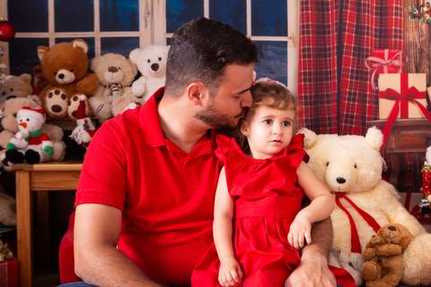 ensaio de natal bebê touca de papai noel brasilia df registrado pela fotógrafa letícia franco casa do papai noel sala arvore guirlanda roupa de papai noel
'