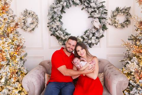 ensaio de natal bebê touca de papai noel brasilia df registrado pela fotógrafa letícia franco casa do papai noel sala arvore guirlanda roupa de papai noel
'