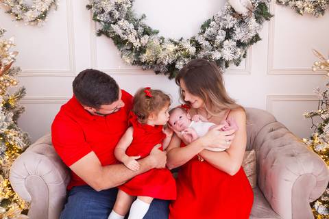 ensaio de natal bebê touca de papai noel brasilia df registrado pela fotógrafa letícia franco casa do papai noel sala arvore guirlanda roupa de papai noel
'