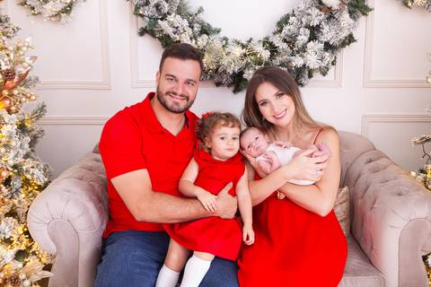 ensaio de natal bebê touca de papai noel brasilia df registrado pela fotógrafa letícia franco casa do papai noel sala arvore guirlanda roupa de papai noel
'