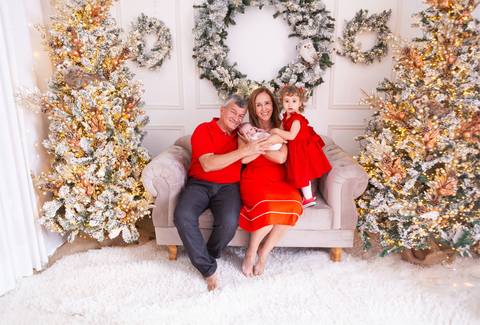 ensaio de natal bebê touca de papai noel brasilia df registrado pela fotógrafa letícia franco casa do papai noel sala arvore guirlanda roupa de papai noel
'