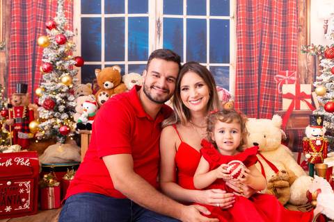 ensaio de natal bebê touca de papai noel brasilia df registrado pela fotógrafa letícia franco casa do papai noel sala arvore guirlanda roupa de papai noel
'