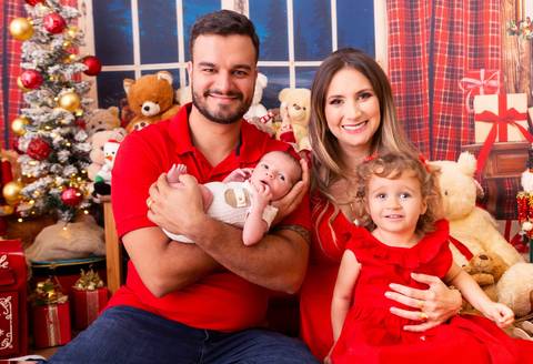 ensaio de natal bebê touca de papai noel brasilia df registrado pela fotógrafa letícia franco casa do papai noel sala arvore guirlanda roupa de papai noel
'